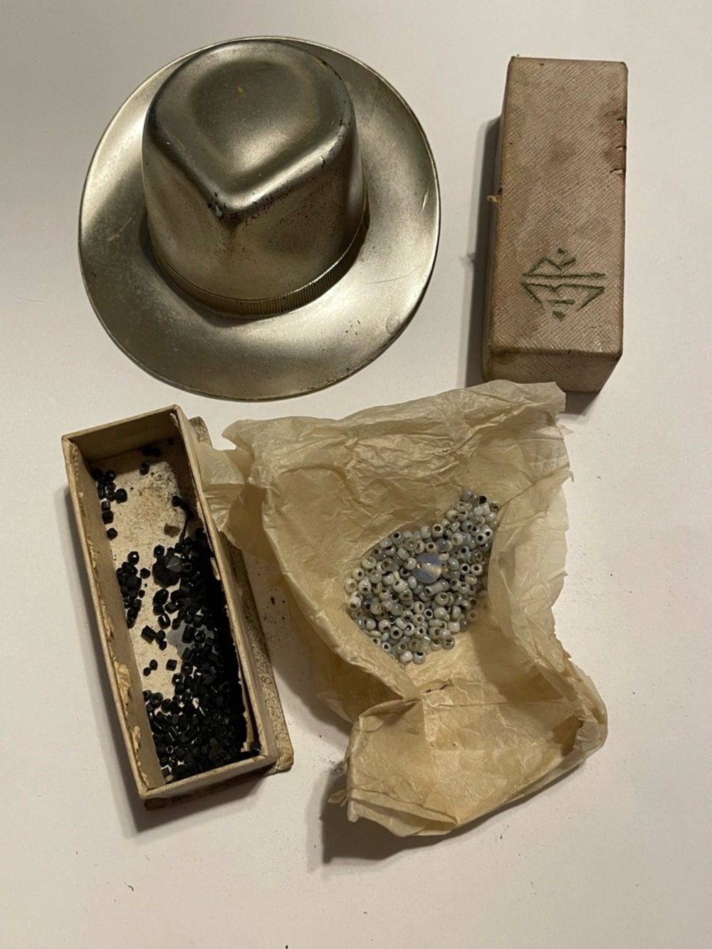 Vintage Collectible Hat Decoration & Beads Bundle Lot #7923 ☝️